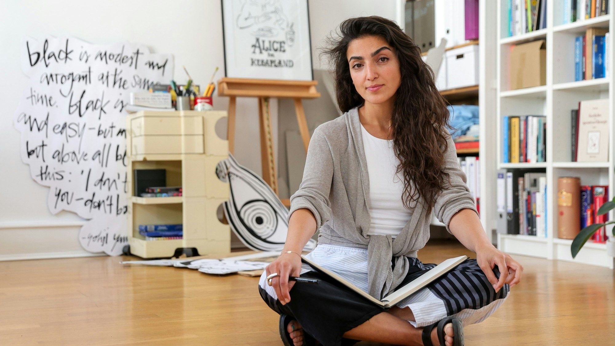 Porträt der Künstlerin Mana Kakuan, die Orte und Cafés in Köln zeichnet.