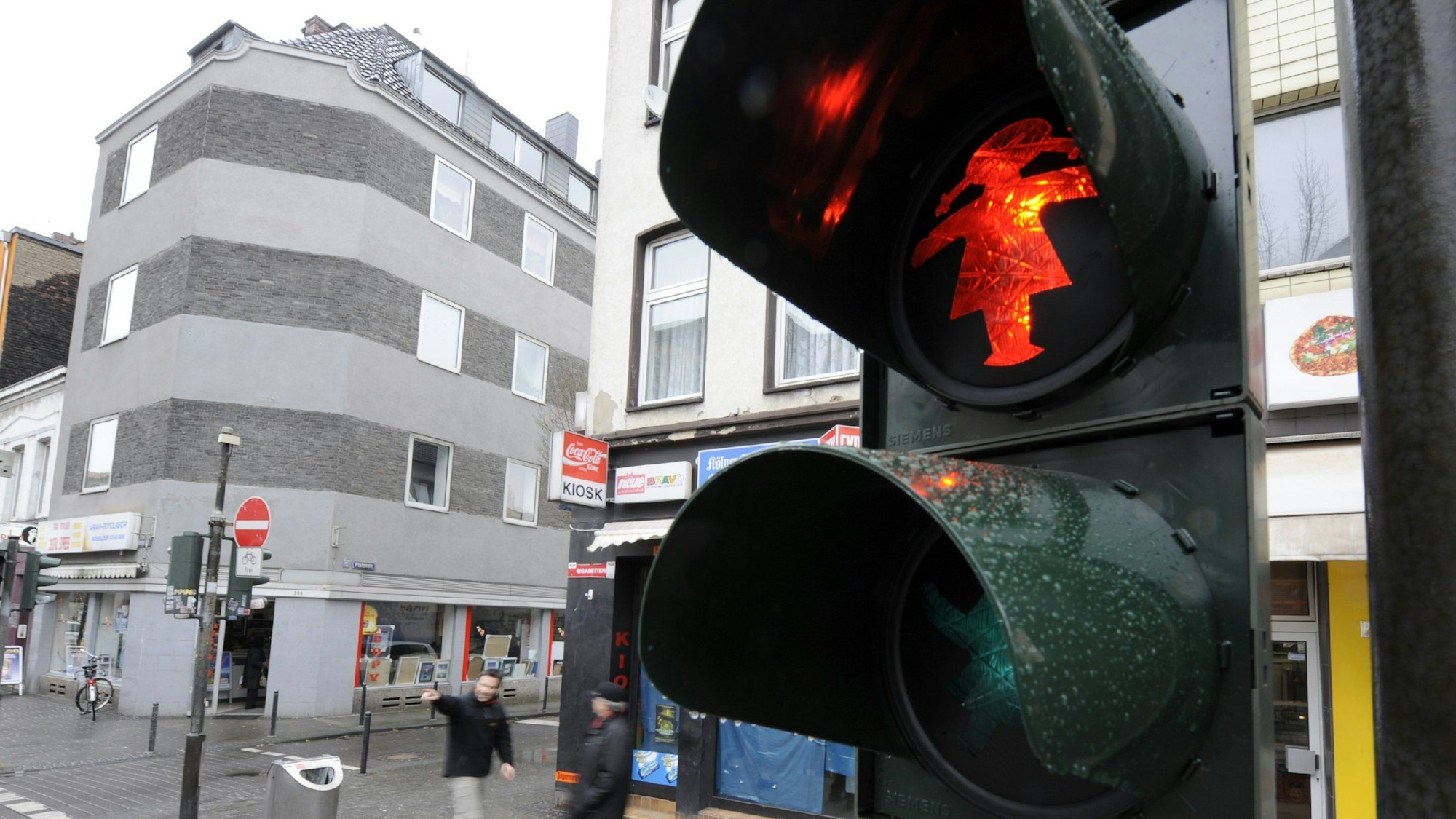 Eine mit Ampelfrauen versehene Fußgängerampel regelt in Köln-Ehrenfeld den Verkehr.