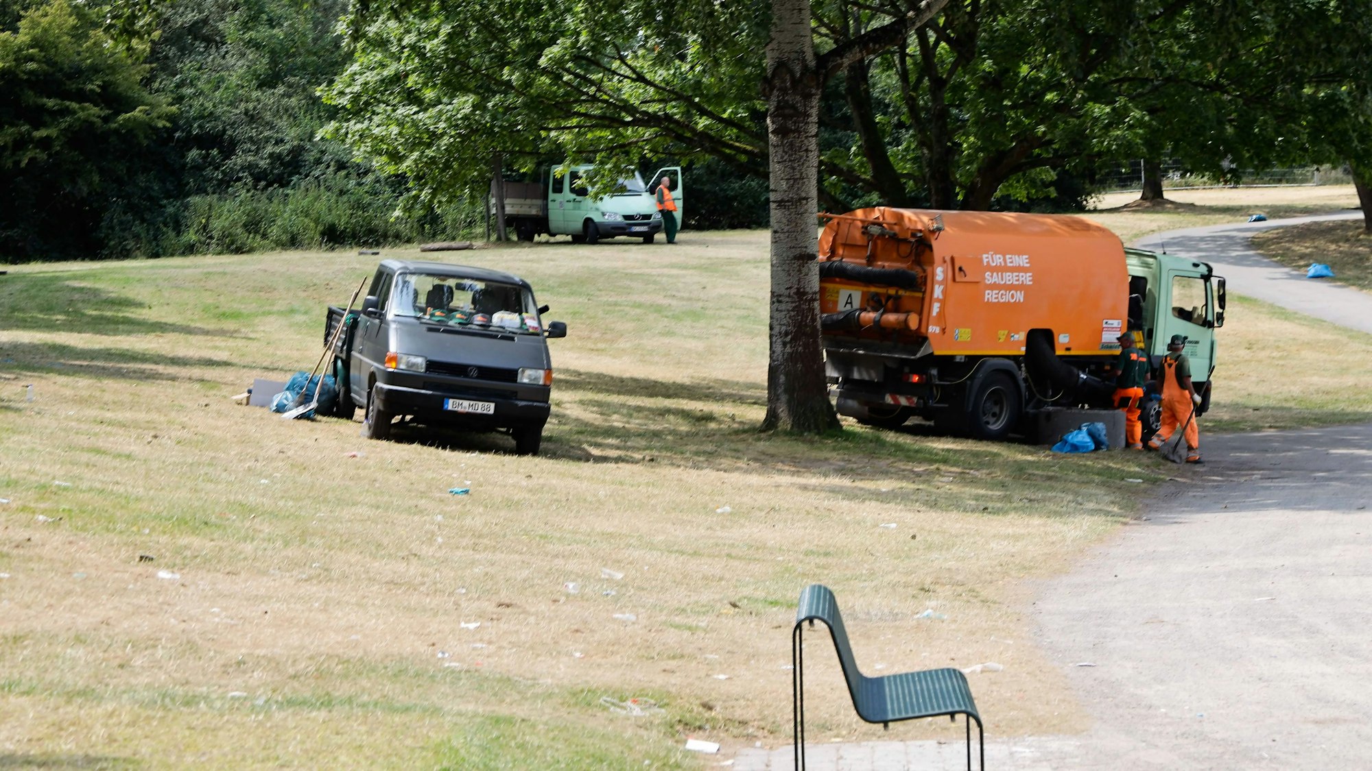 Aufräumfahrzeuge stehen auf dem Gelände des Fühlinger Sees.