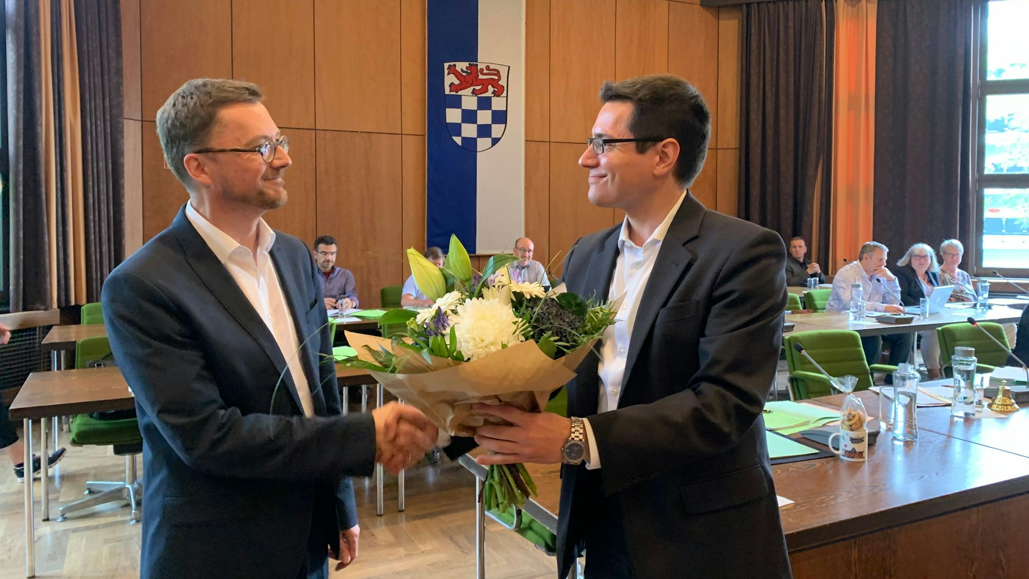 Dr. (jur.) Martin Eßer ist zum neuen ersten Beigeordneten gewählt worden. Bürgermeister Dr. (oec.) Max Leitterstorf (r.) gratuliert ihm.