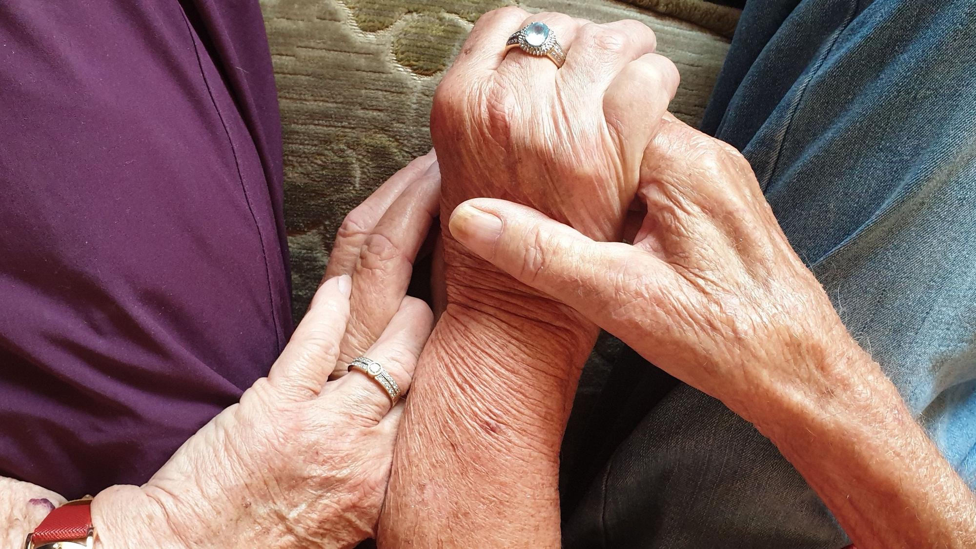Die Hände von Margret und Bernd Keßenich greifen umeinander. Sie tragen beide einen Ring.