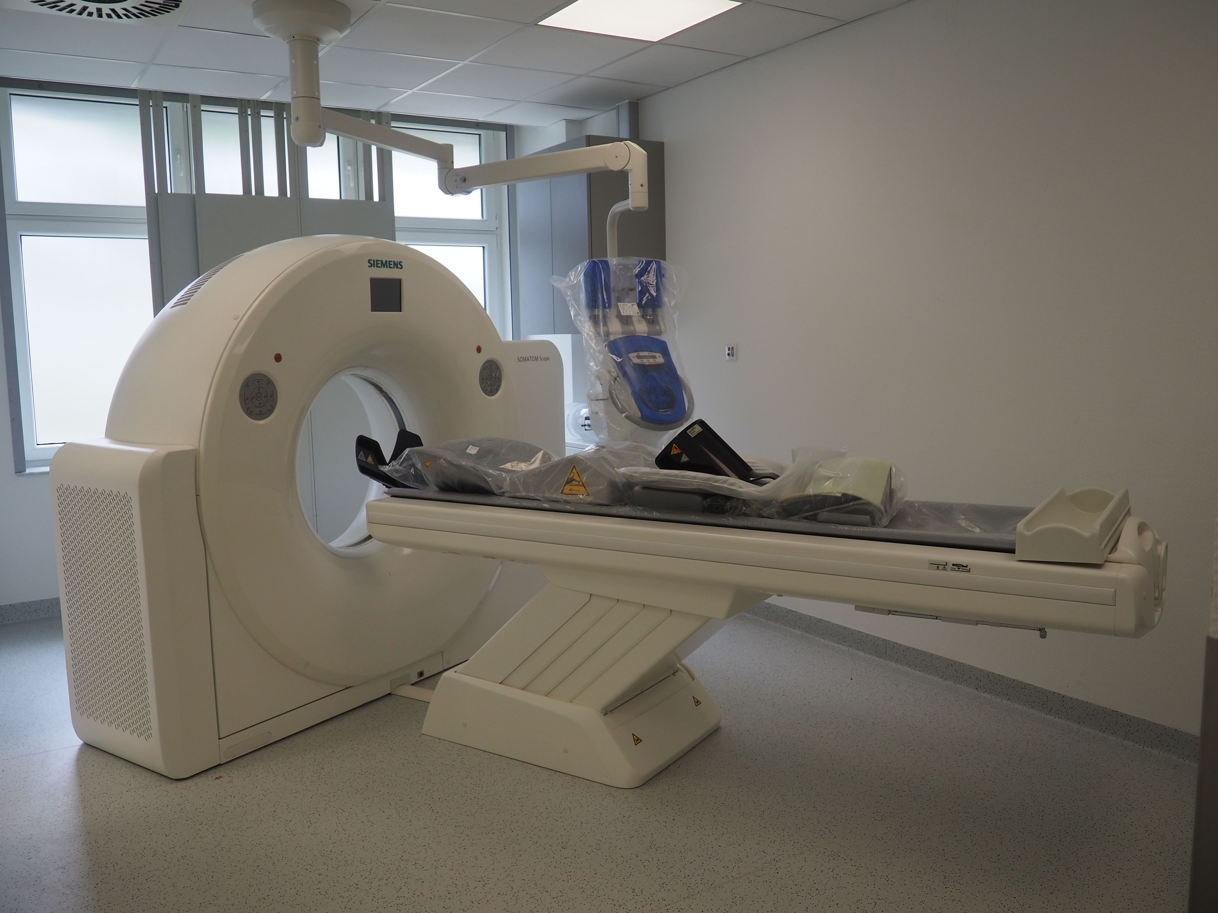 Zu sehen ist ein CT-Gerät in einem Raum des Krankenhauses.