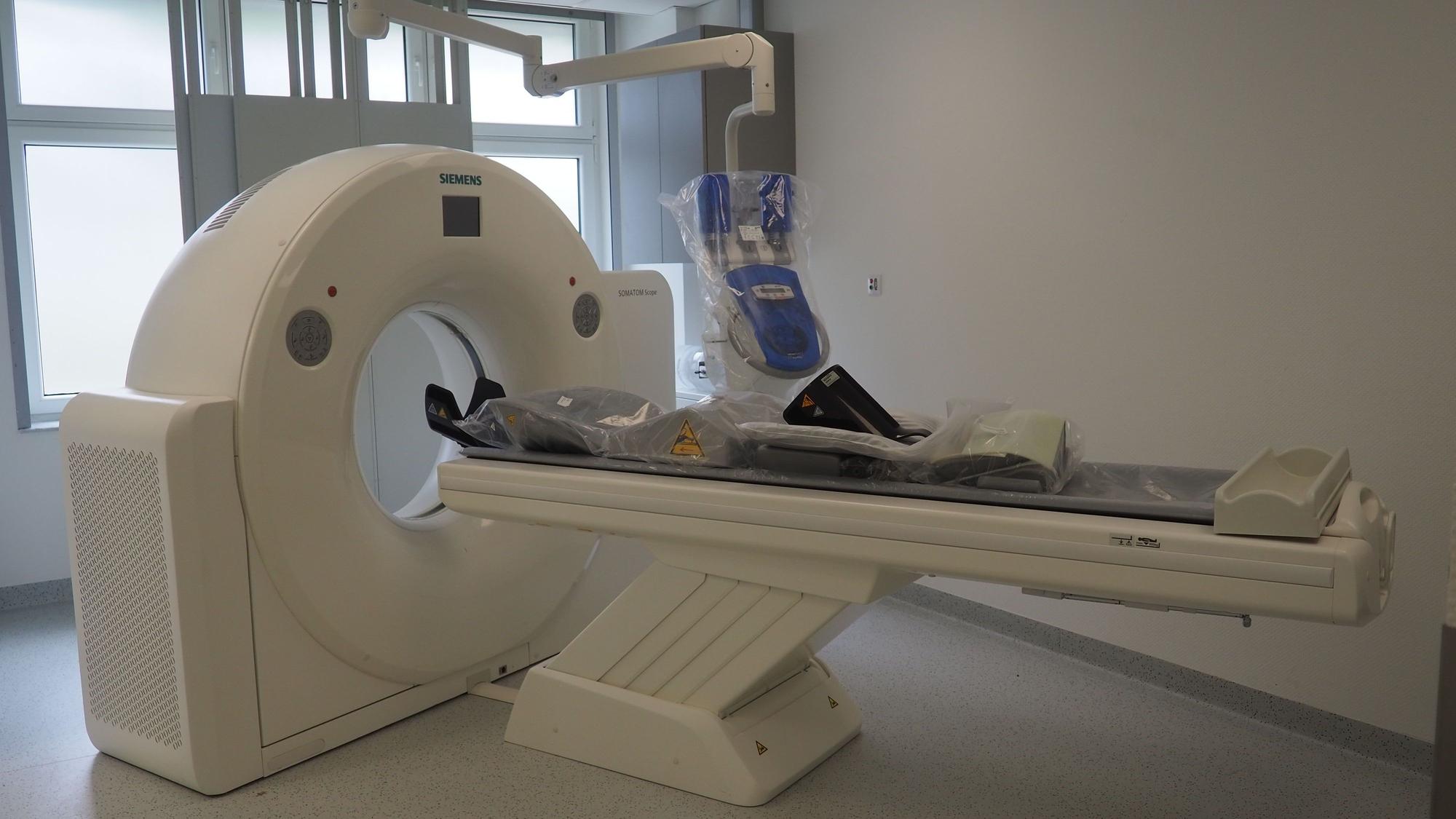 Zu sehen ist ein CT-Gerät in einem Raum des Krankenhauses.