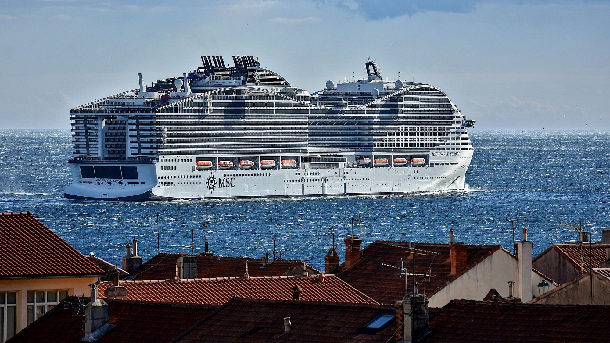Das Kreuzfahrtschiff MSC World Europa verlässt den französischen Mittelmeerhafen von Marseille.