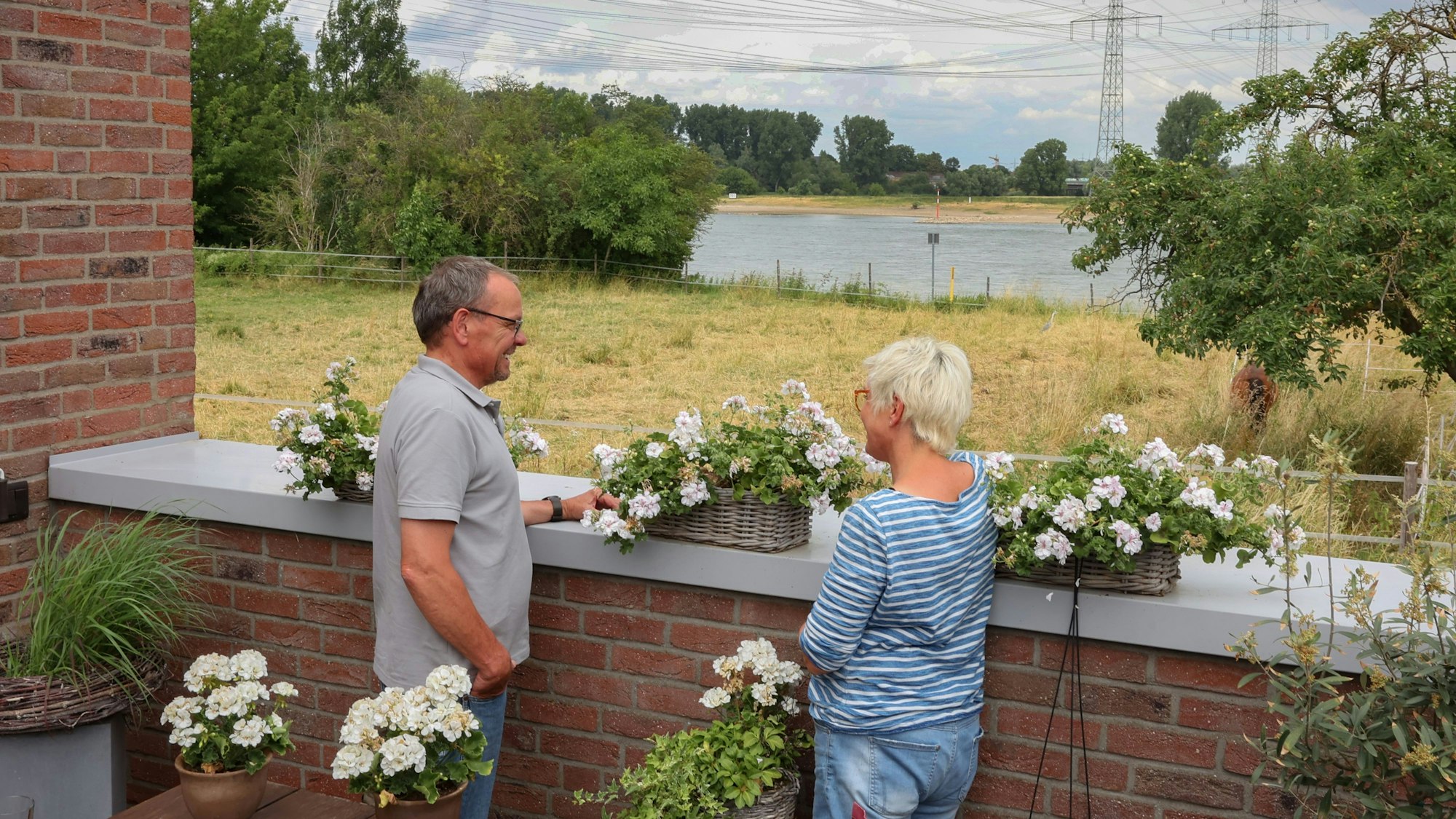 Margit und Erwin Efting stehen auf ihrer Terrasse in Kasselberg.