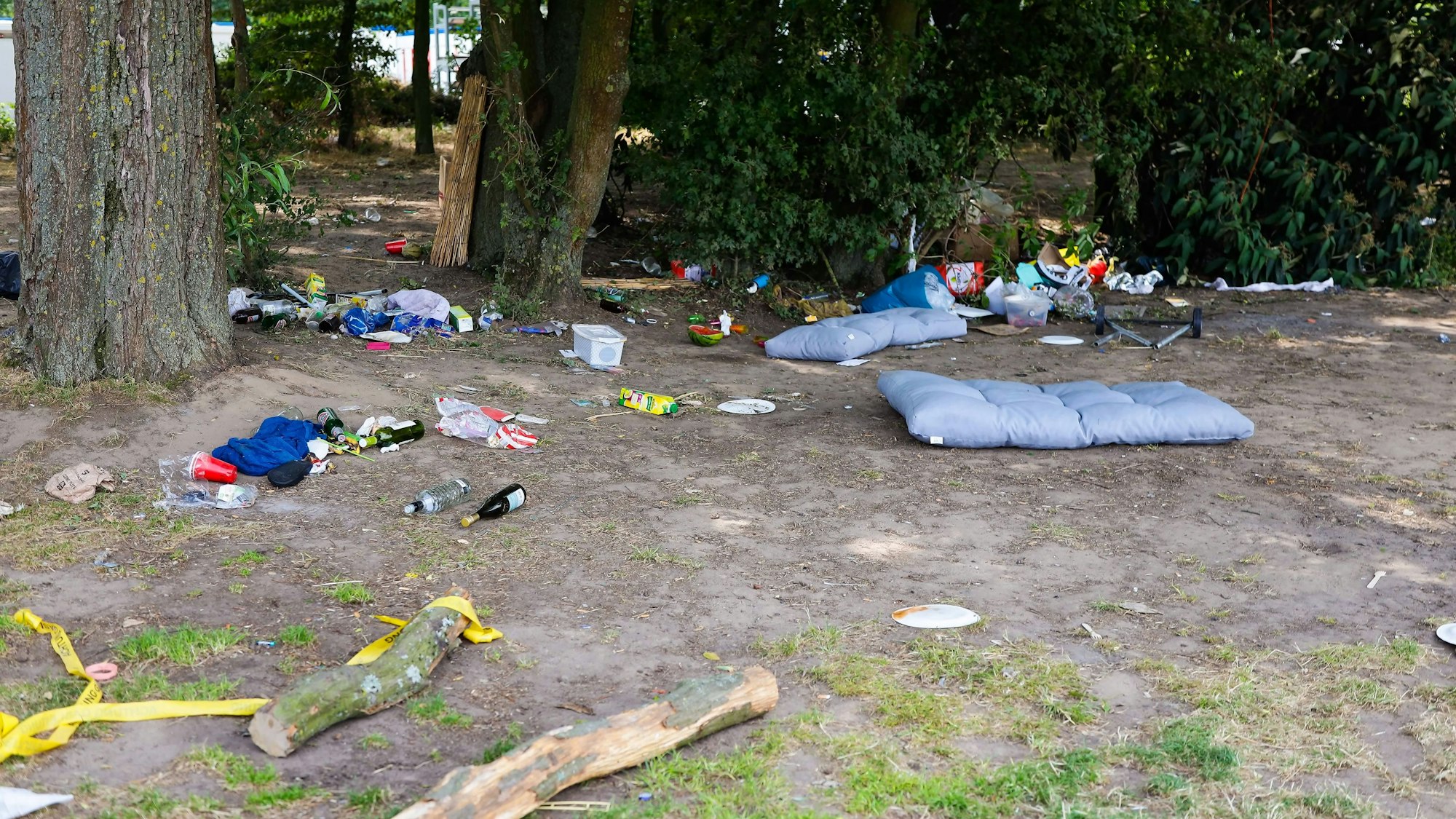 Auf dem Festivalgelände liegt noch Müll auf dem Boden.