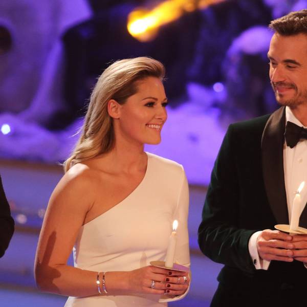 Helene Fischer und Florian Silbereisen mit Kerzen bei seinem „Adventsfest der 100000 Lichter“.