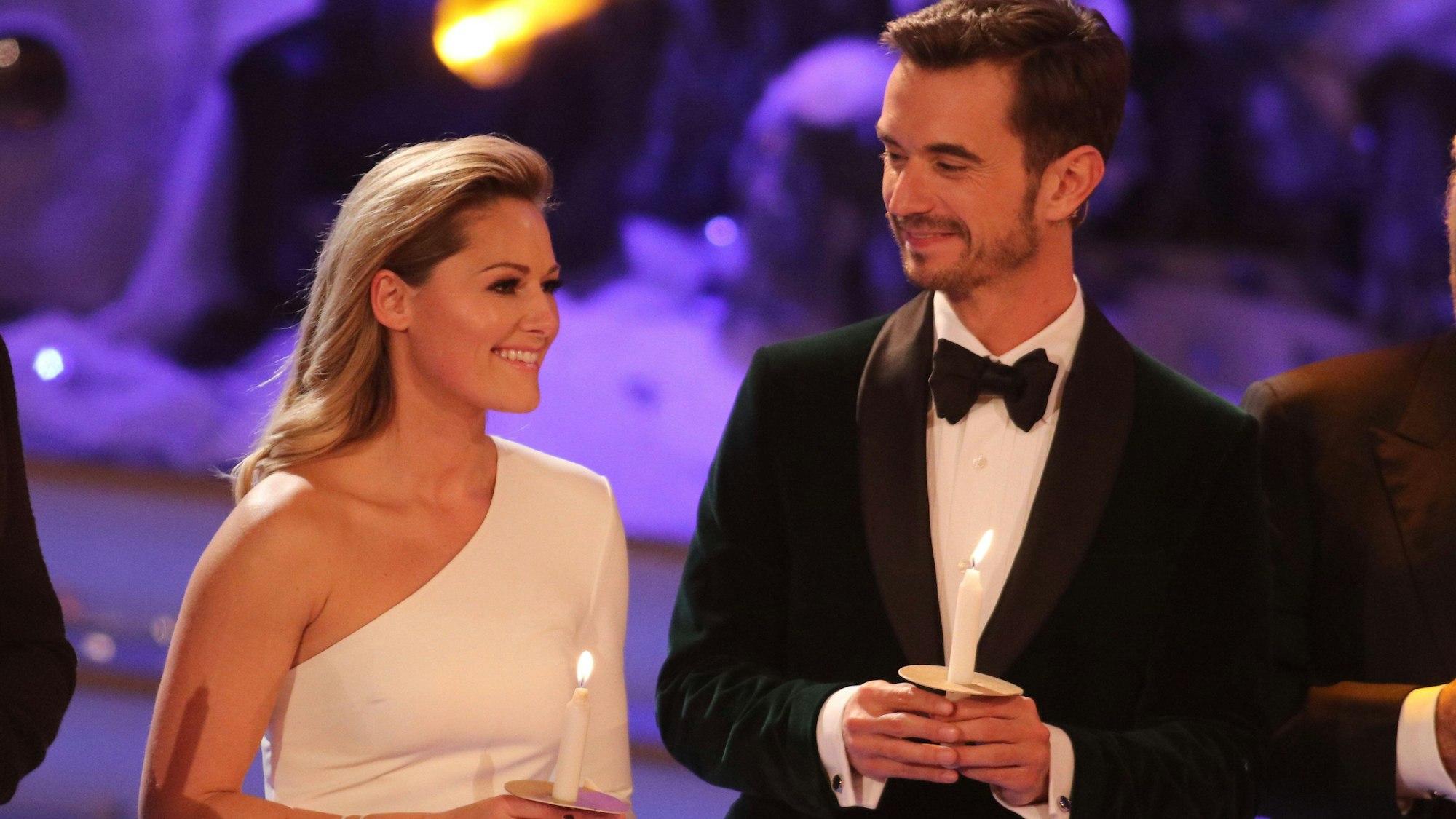 Helene Fischer und Florian Silbereisen mit Kerzen bei seinem „Adventsfest der 100000 Lichter“.