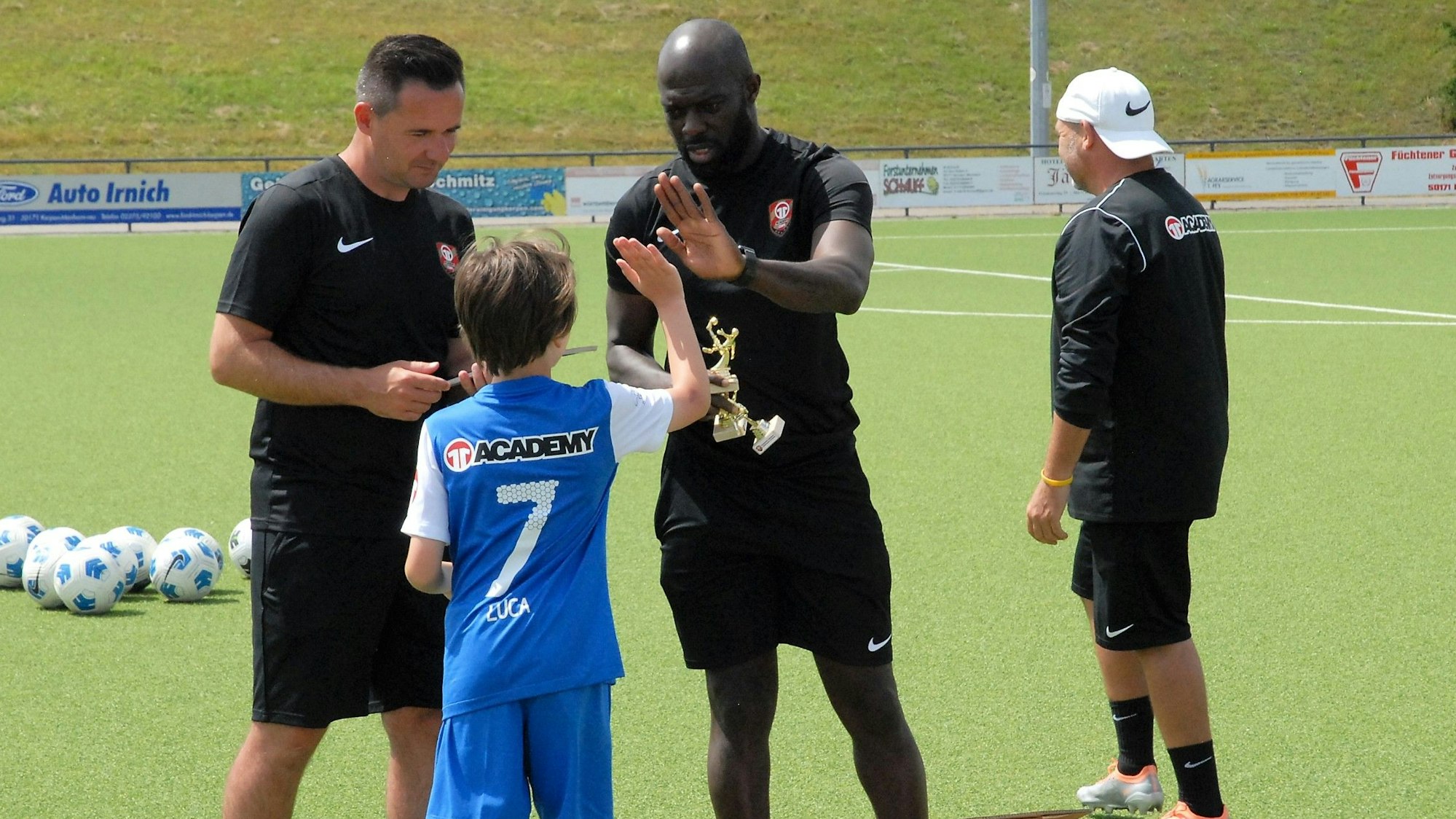 Hans Sarpei trainierte Nachwuchskicker in Kerpen.