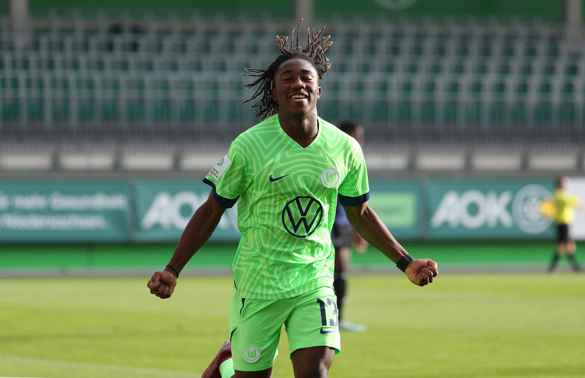 Stürmer João Pinto jubelt über ein Tor für den VfL Wolfsburg.