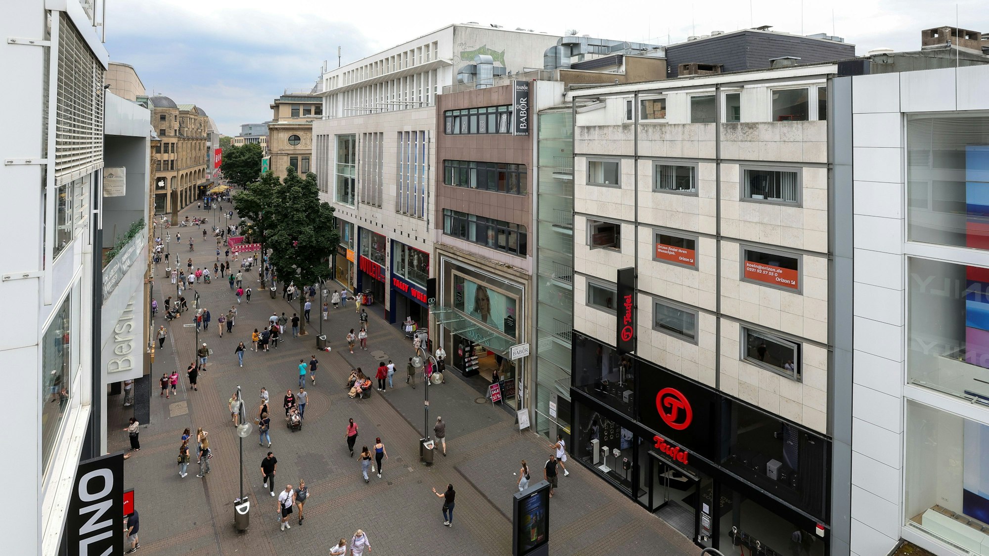 Das Bild zeigt die Schildergasse in Köln von oben.