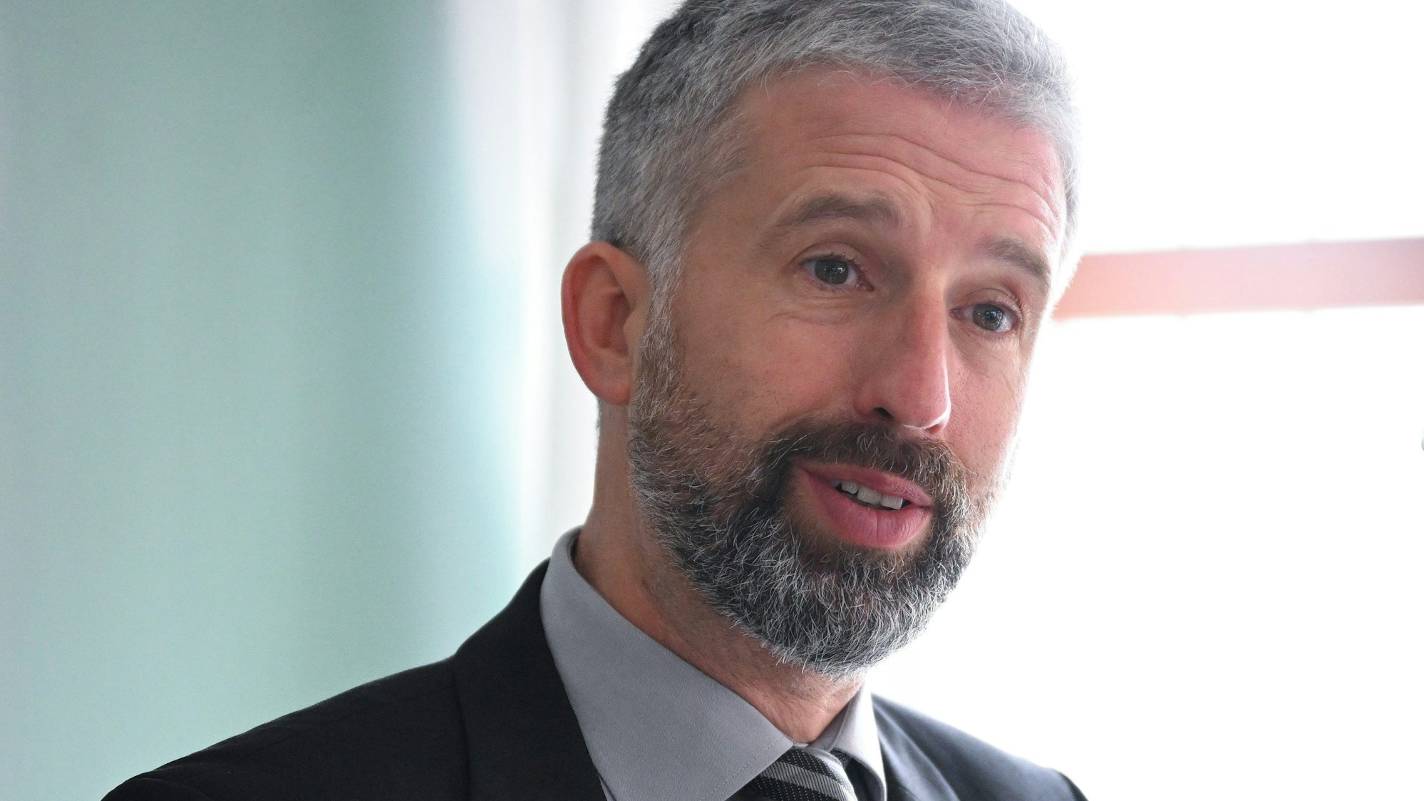 Der Tübinger Oberbürgermeister Boris Palmer (parteilos) steht in seinem Amtszimmer im Rathaus an seinem Schreibtisch. Nach einer einmonatigen Auszeit nimmt er seine Amtsgeschäfte wieder auf.