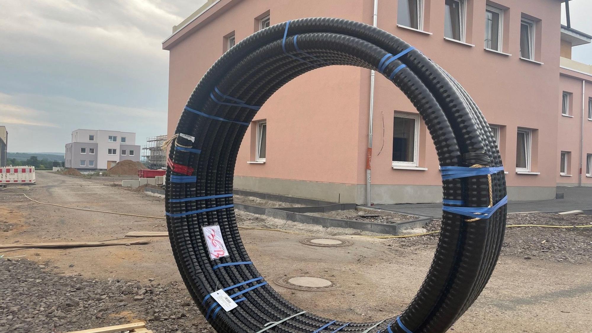 Das Foto zeigt eine Baustelle mit einem fast fertig gebauten Haus.