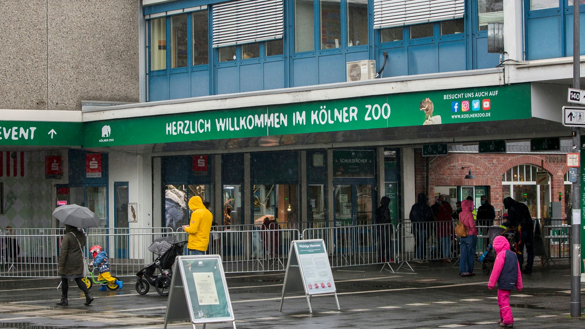 Der Eingang des Kölner Zoos. Menschen warten vor dem Eingang. (Symbolbild)
