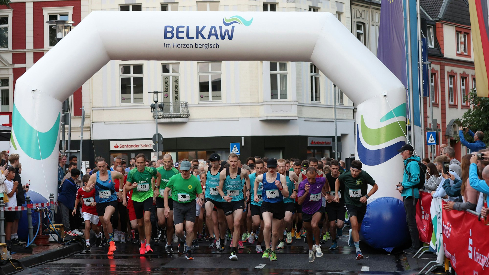 Läufer starten auf dem Gladbacher Stadtlauf im September 2022.