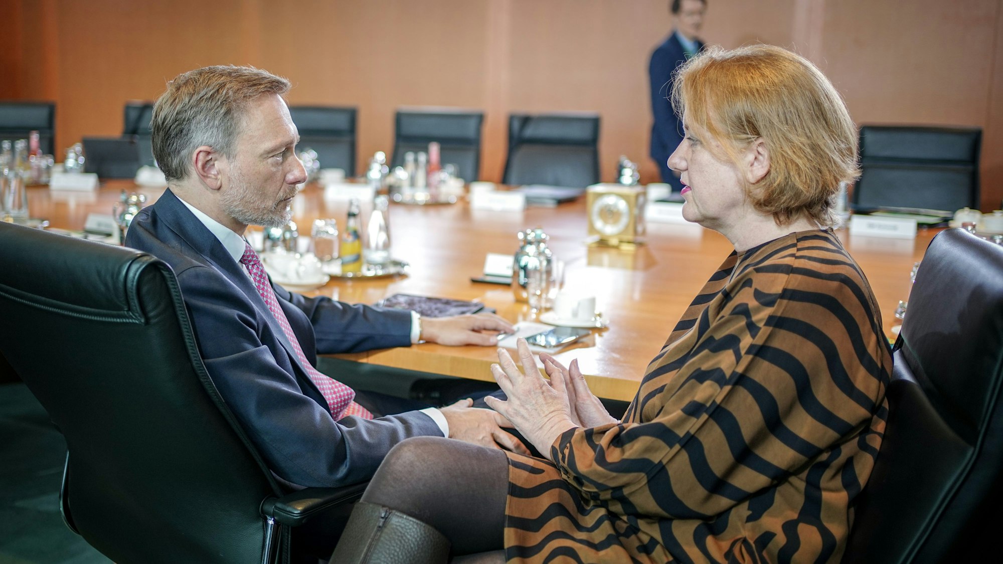 Christian Lindner (FDP), Bundesminister der Finanzen, und Lisa Paus (Bündnis 90/Die Grünen), Bundesministerin für Familie, Senioren, Frauen und Jugend, haben sich auf einen Sparplan geeinigt. Glücklich scheint insbesondere die Familienministerin damit allerdings nicht. (Archivbild)