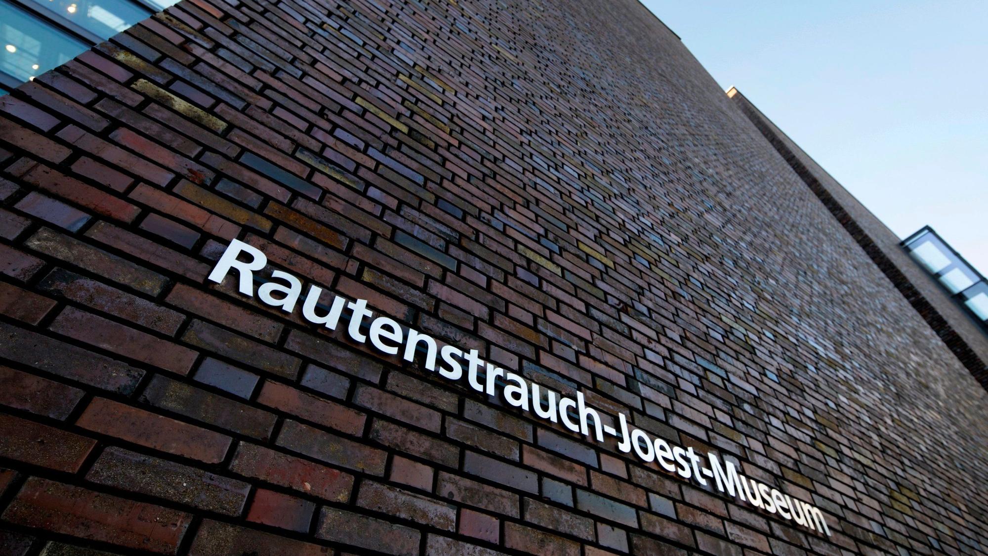 Blick auf die Ziegelfassade das Rautenstrauch-Joest-Museums.