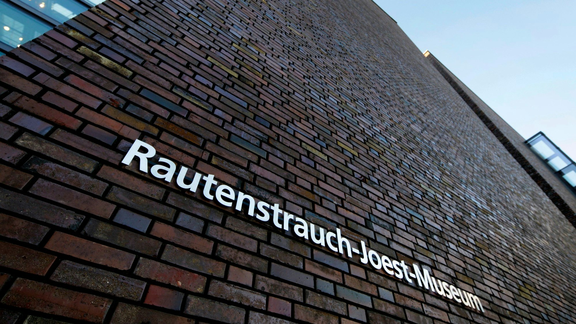Blick auf die Ziegelfassade das Rautenstrauch-Joest-Museums.