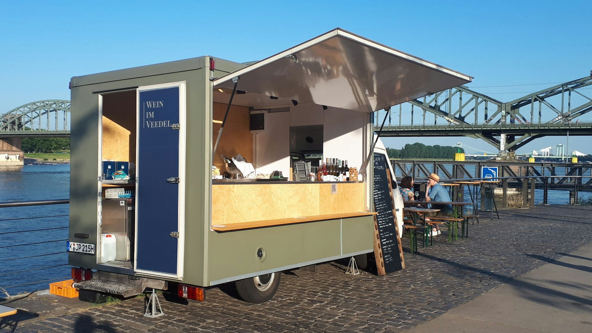 Ein Streetfood-Wagen mit Wein steht am Rheinauhafen-Südkai.