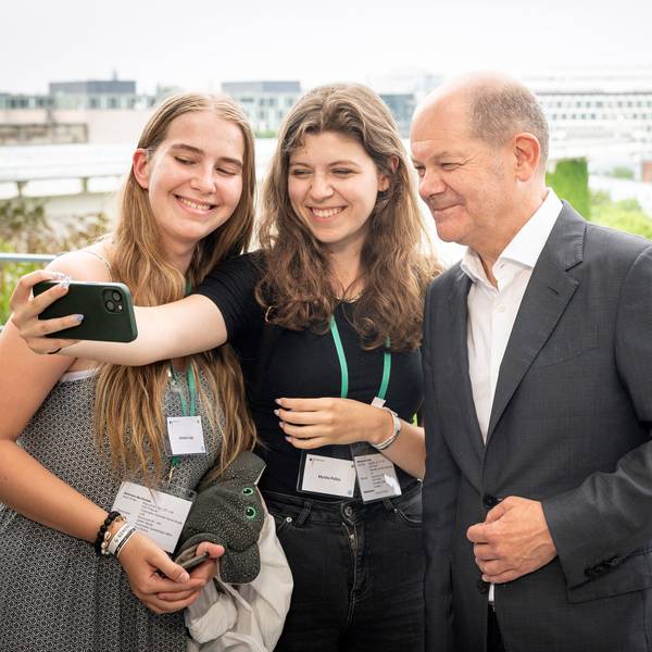 Antonia Luigs und Myrtho Politis machen ein Foto mit Bundeskanzler Olaf Scholz.