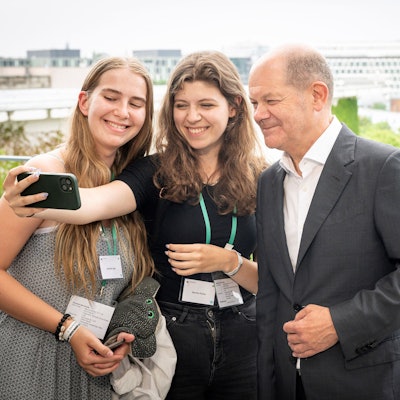 Antonia Luigs und Myrtho Politis machen ein Foto mit Bundeskanzler Olaf Scholz.