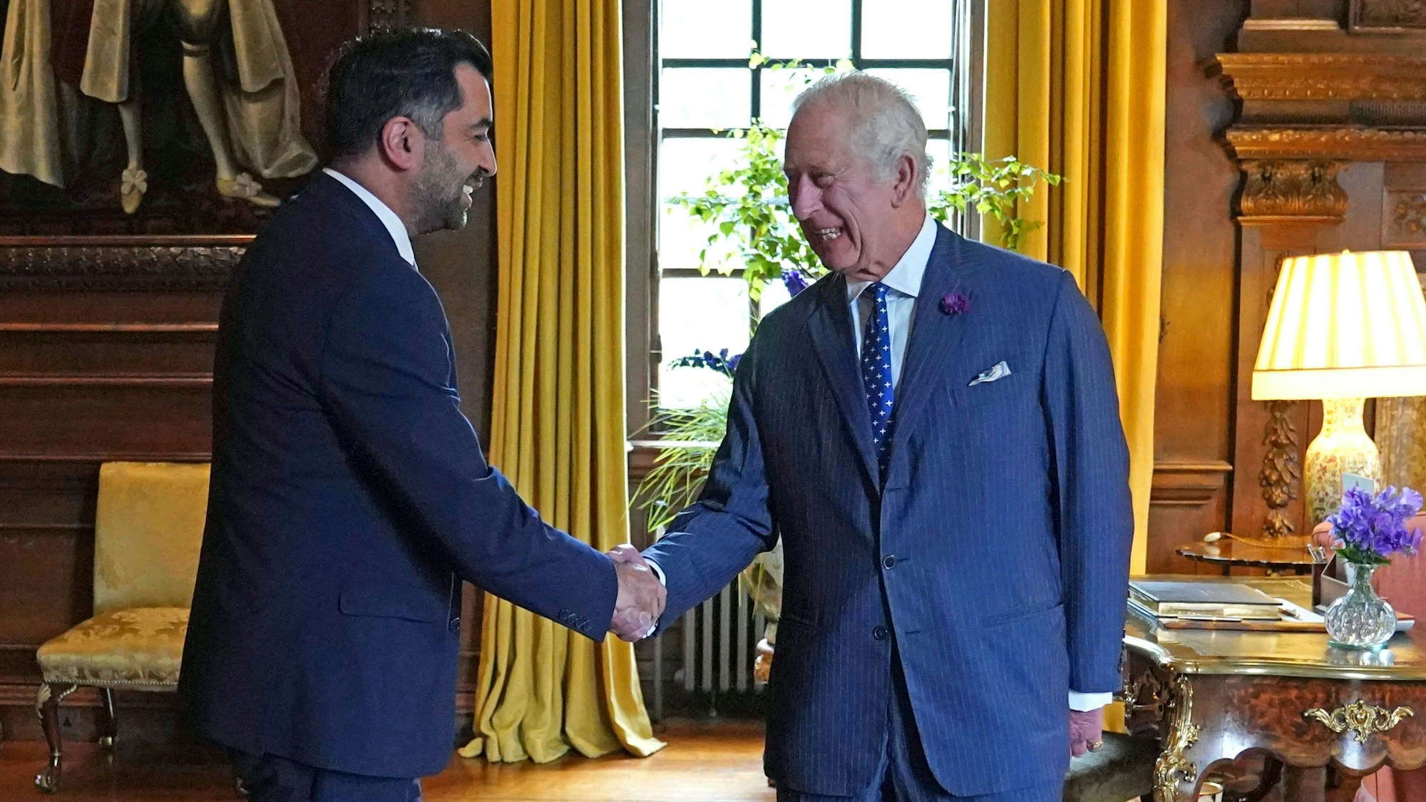 König Charles III empfängt den schottischen Premierminister Humza Yousaf.