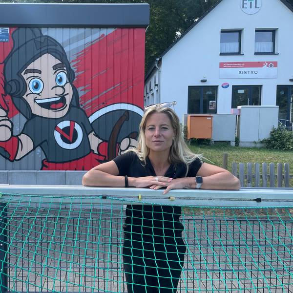 Marina Buschinski, Teammanagerin des neuen Frauen-Teams von Viktoria Köln, im Sportpark Höhenberg.