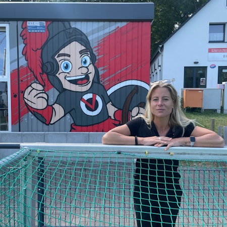 Marina Buschinski, Teammanagerin des neuen Frauen-Teams von Viktoria Köln, im Sportpark Höhenberg.