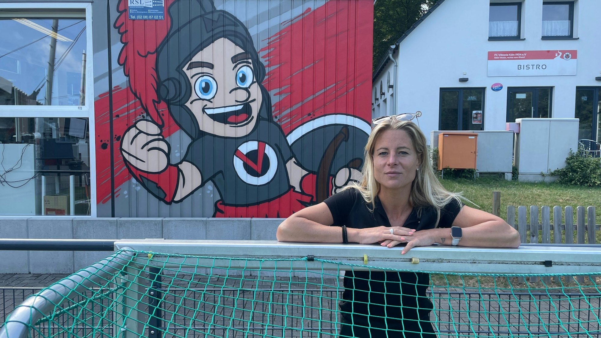 Marina Buschinski, Teammanagerin des neuen Frauen-Teams von Viktoria Köln, im Sportpark Höhenberg.