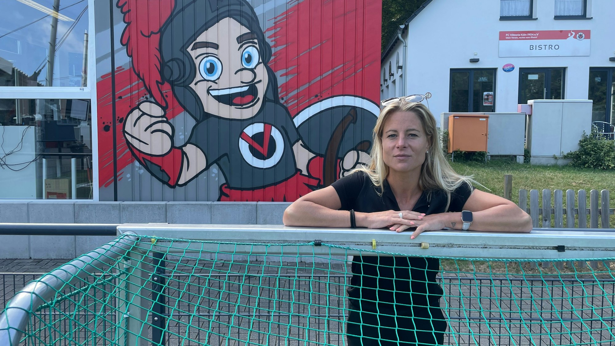 Marina Buschinski, Teammanagerin des neuen Frauen-Teams von Viktoria Köln, im Sportpark Höhenberg.