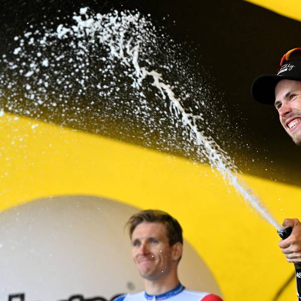 Phil Bauhaus feiert auf dem Podium mit Champagner seinen Etappensieg