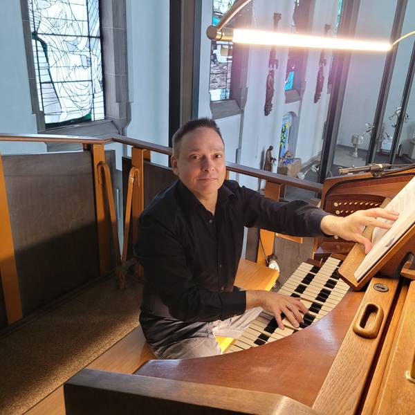 Das Foto zeigt den Kirchenmusiker an der Orgel in der Kirche St. Marien in Köln-Kalk.