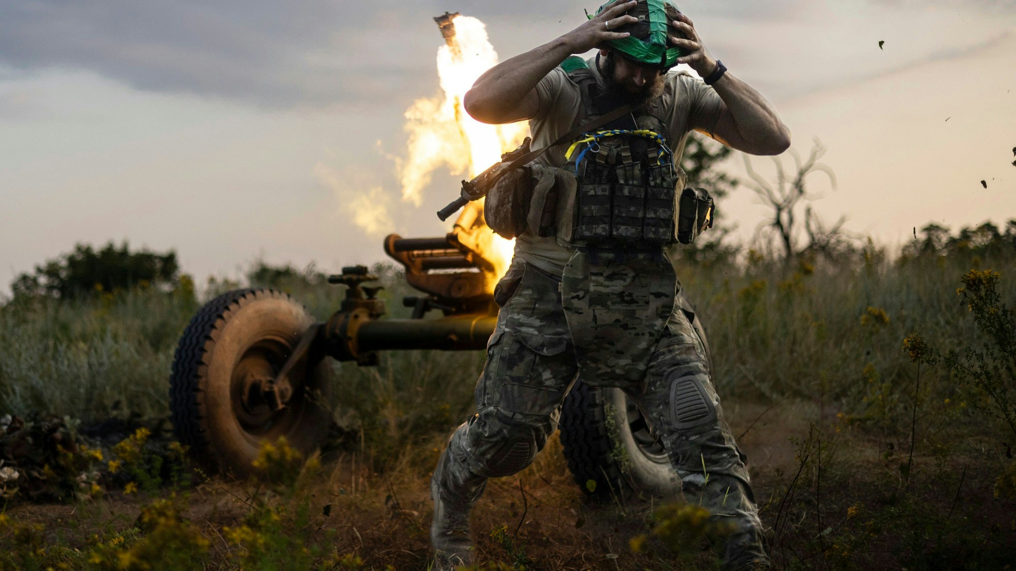 Ein ukrainischer Soldat der 3. Sturmbrigade feuert Anfang Juli eine 122-mm-Haubitze auf russische Stellungen.