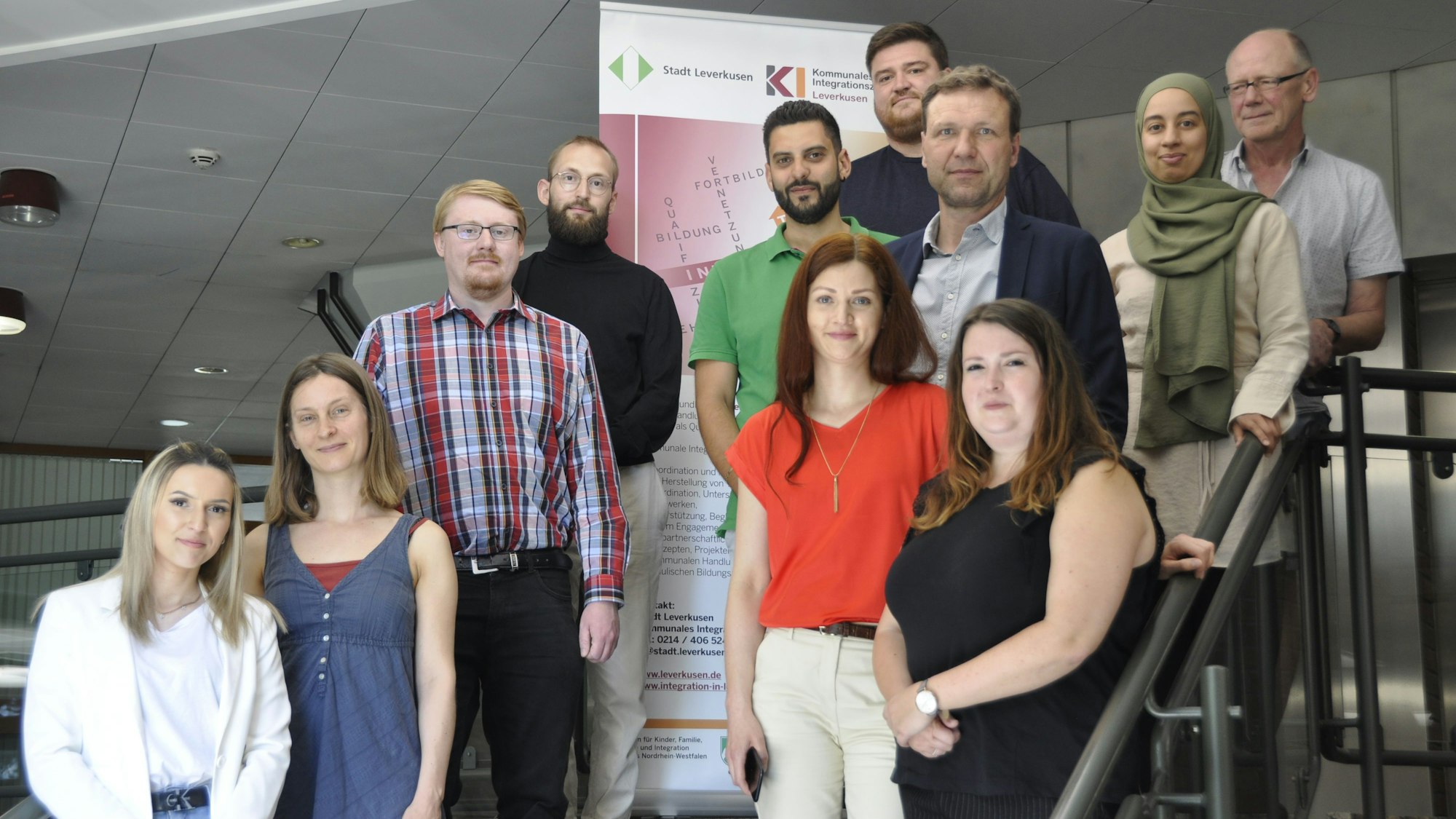 Das Team des Kommunalen Integrationszentrums Leverkusen mit Sozialdezernent Alexander Lünenbach.