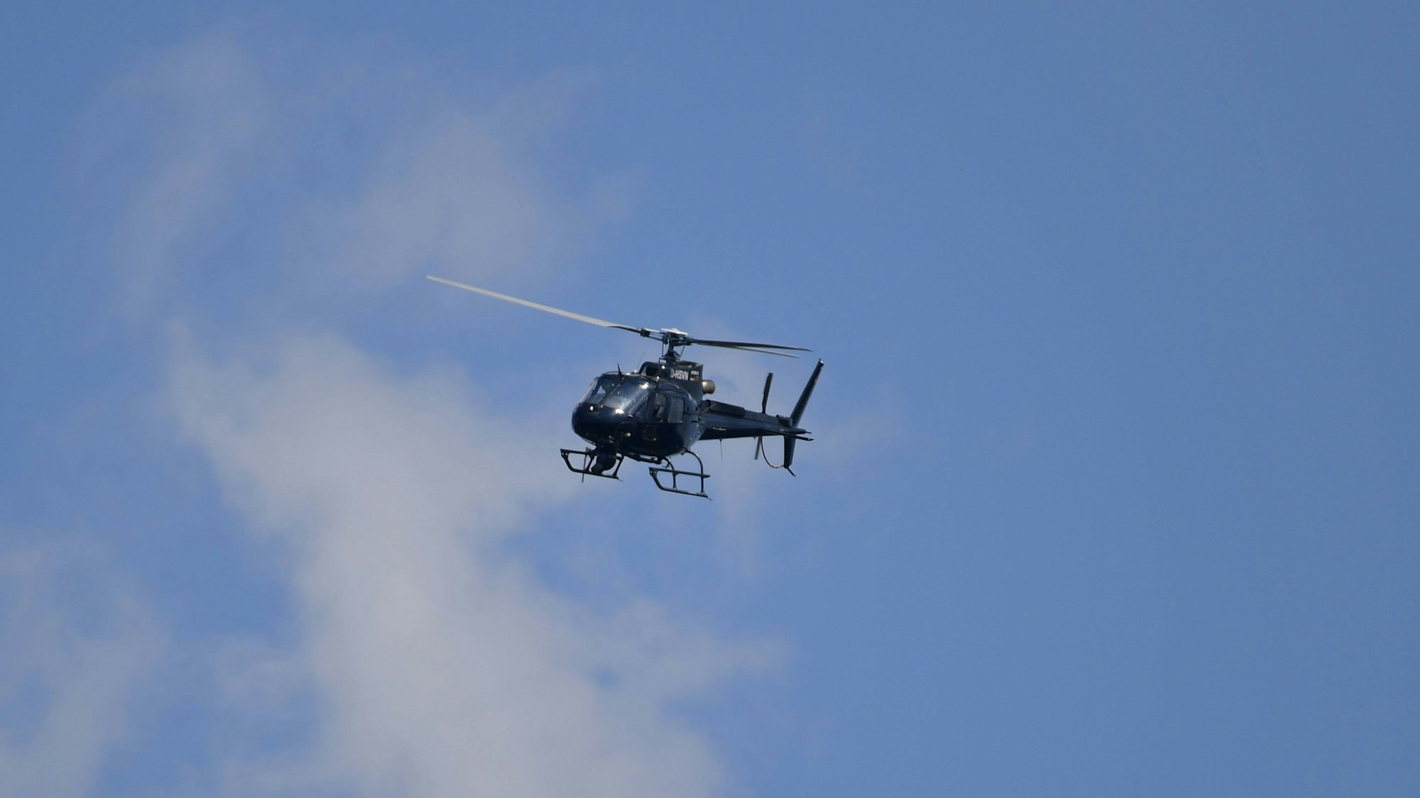 Ein Hubschrauber fliegt in der Luft. (Symbolbild)