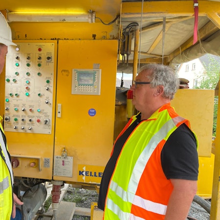 Martin Will und Matthias Killing an der Mischer-Schalttafel.