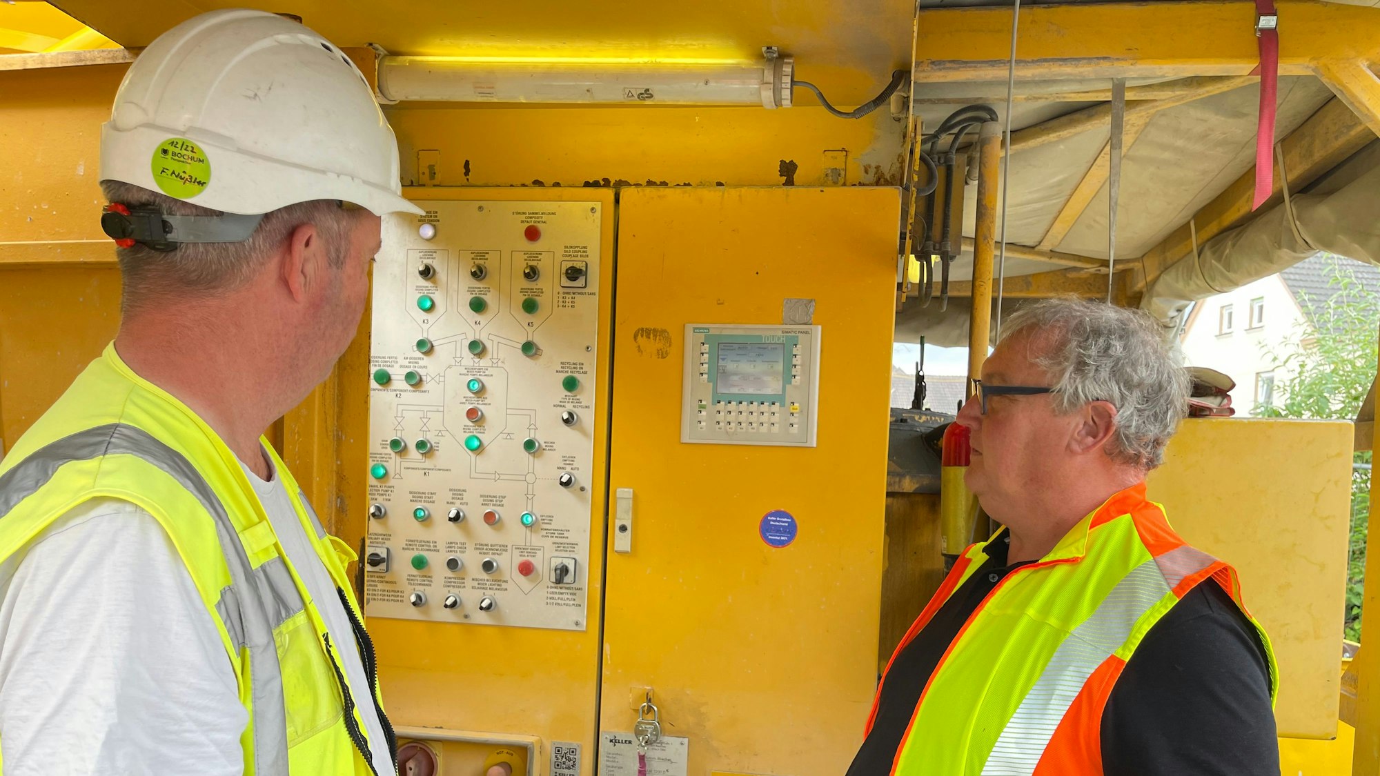 Martin Will und Matthias Killing an der Mischer-Schalttafel.