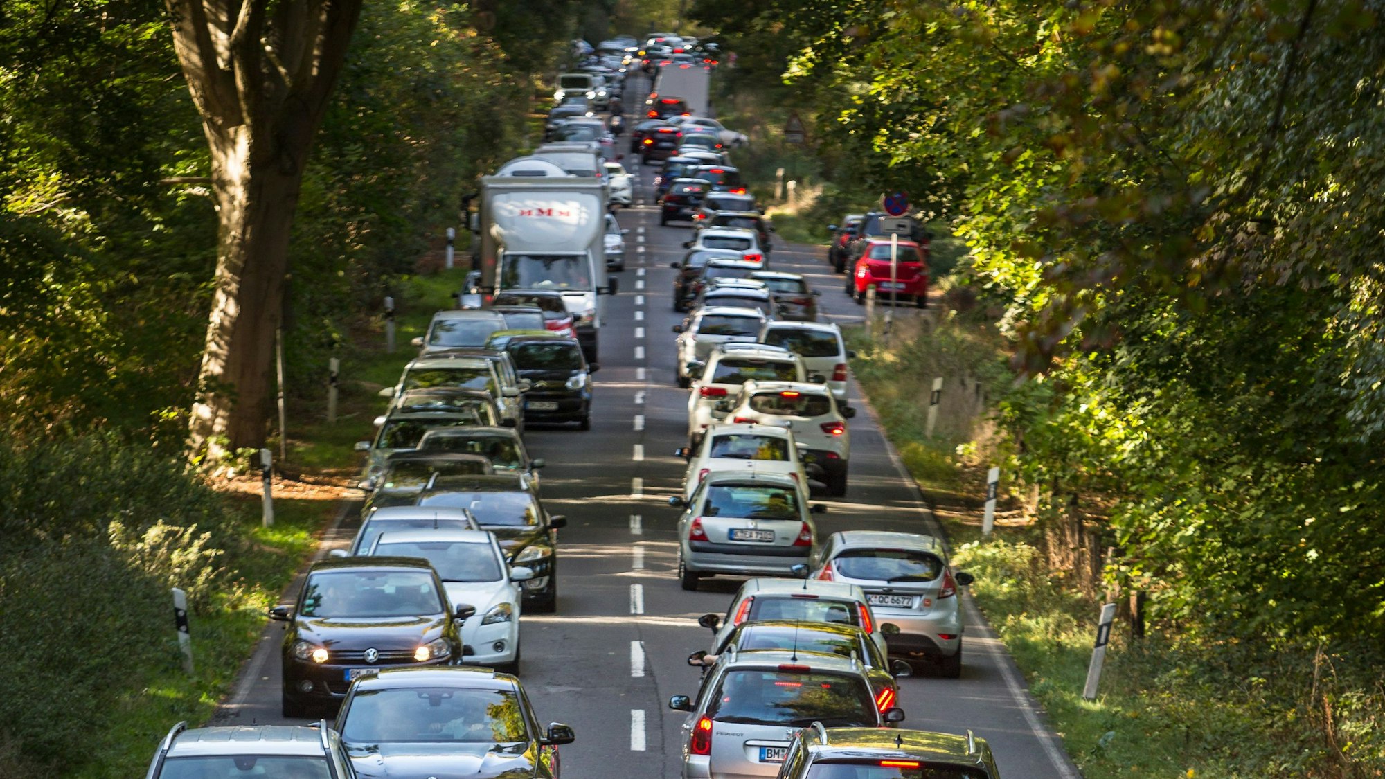 Hunderte Autos stehen auf der Militärringstraße im Stau.