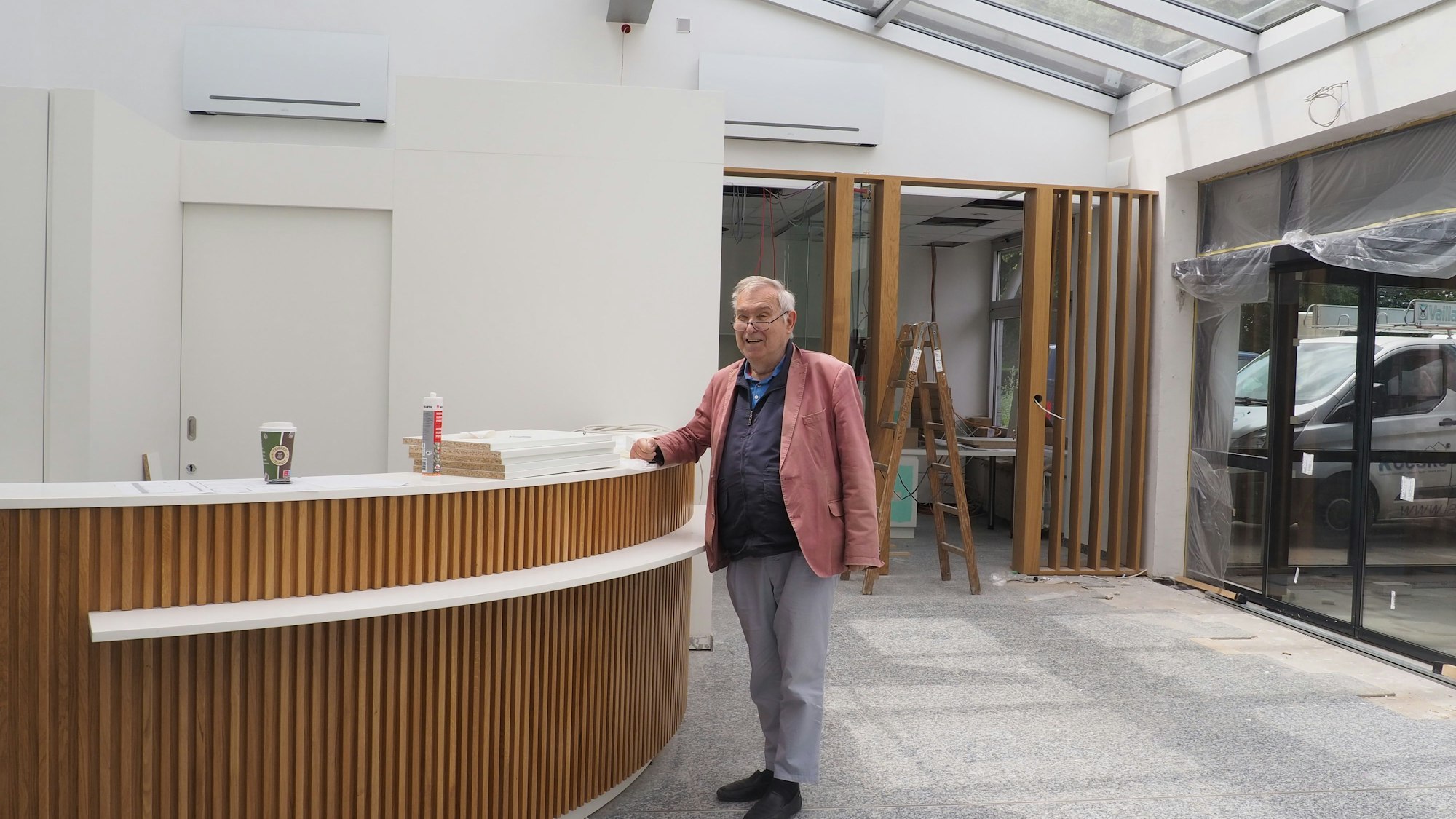 Das Bild zeigt  Dr. Franz-Georg Rips im neugestalteten Klinikfoyer