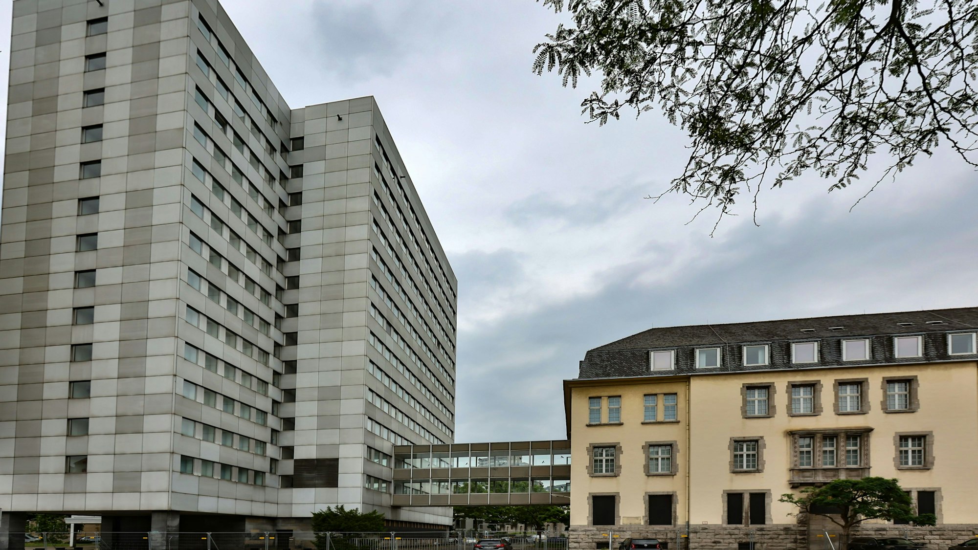 Das Bild zeigt zwei Gebäude in der Innenstadt.