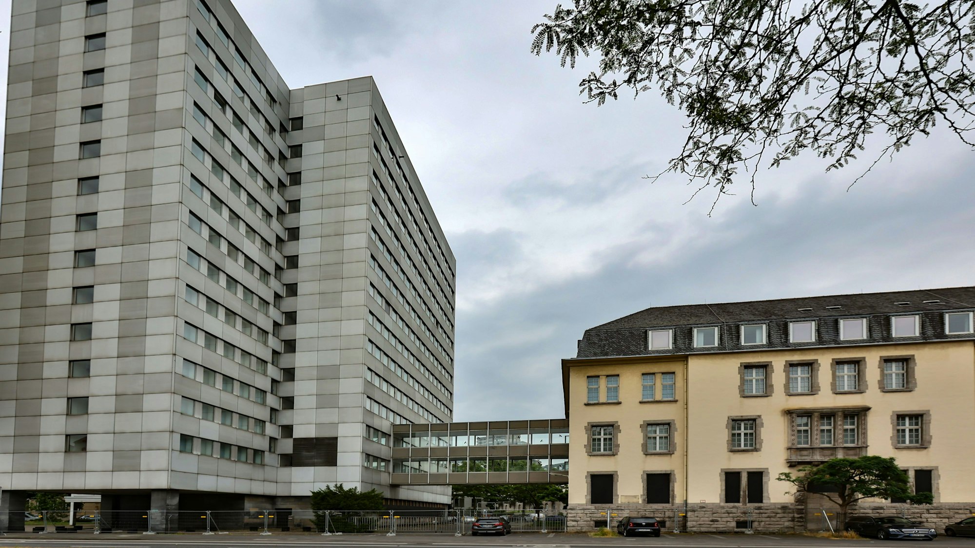 Das Gebäude der ehemaligen Oberfinanzdirektion sowie des daneben liegenden Hochhauses.