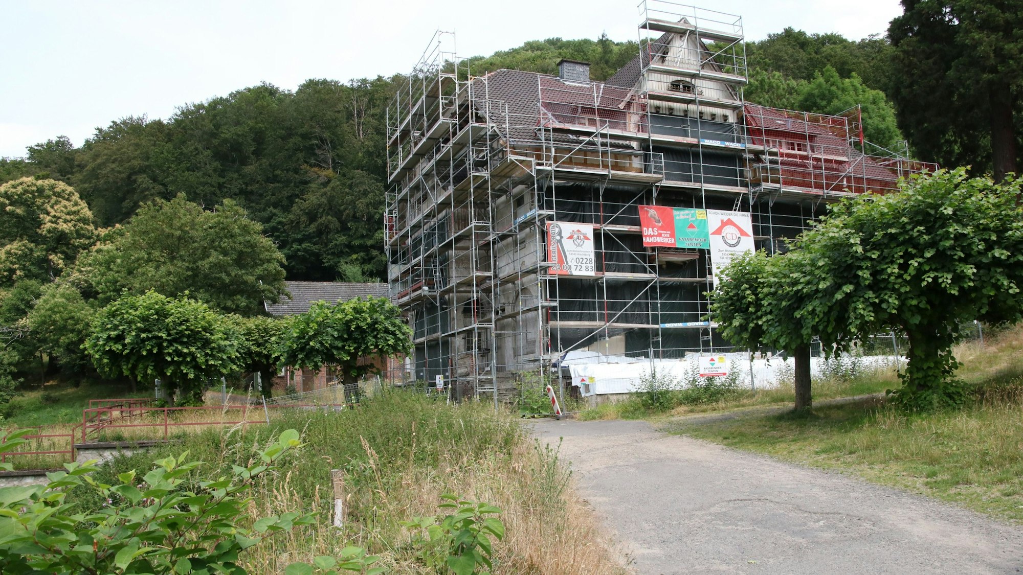 Ein Gebäude mit Baugerüsten.