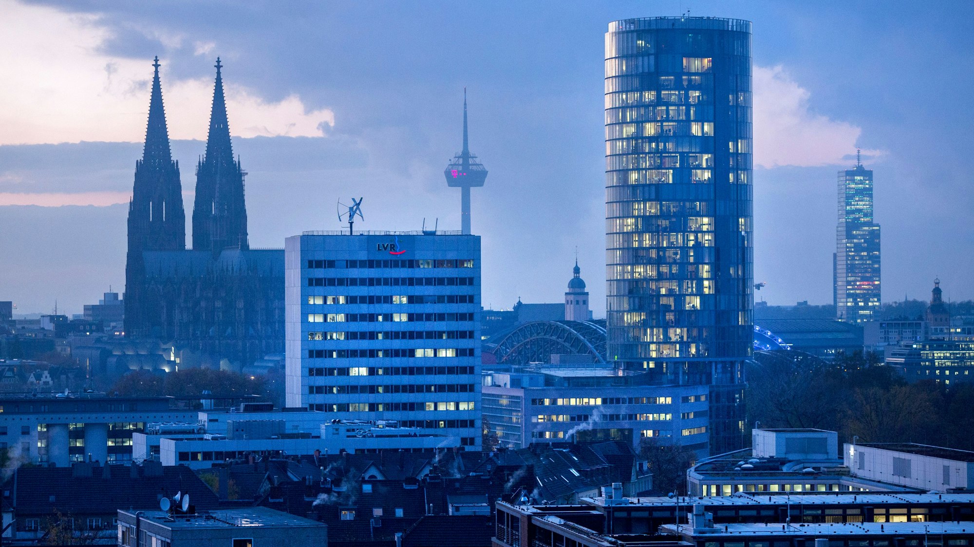 Die Kölner Skyline: In Köln werden auf der Wirtschaftsnacht Rheinland am 18. September Awards für zukunftsorientierte Unternehmen verliehen.