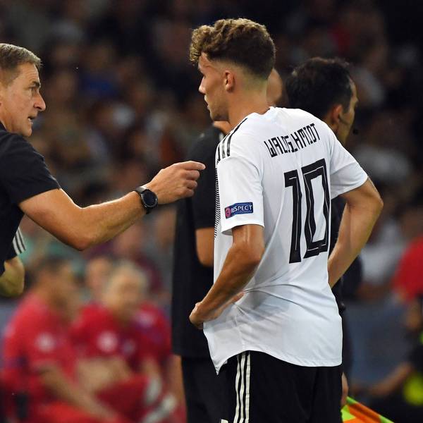 Der deutsche U21-Nationaltrainer Stefan Kuntz gibt Stürmer Luca Waldschmidt Anweisungen.