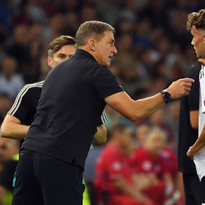 Der deutsche U21-Nationaltrainer Stefan Kuntz gibt Stürmer Luca Waldschmidt Anweisungen.