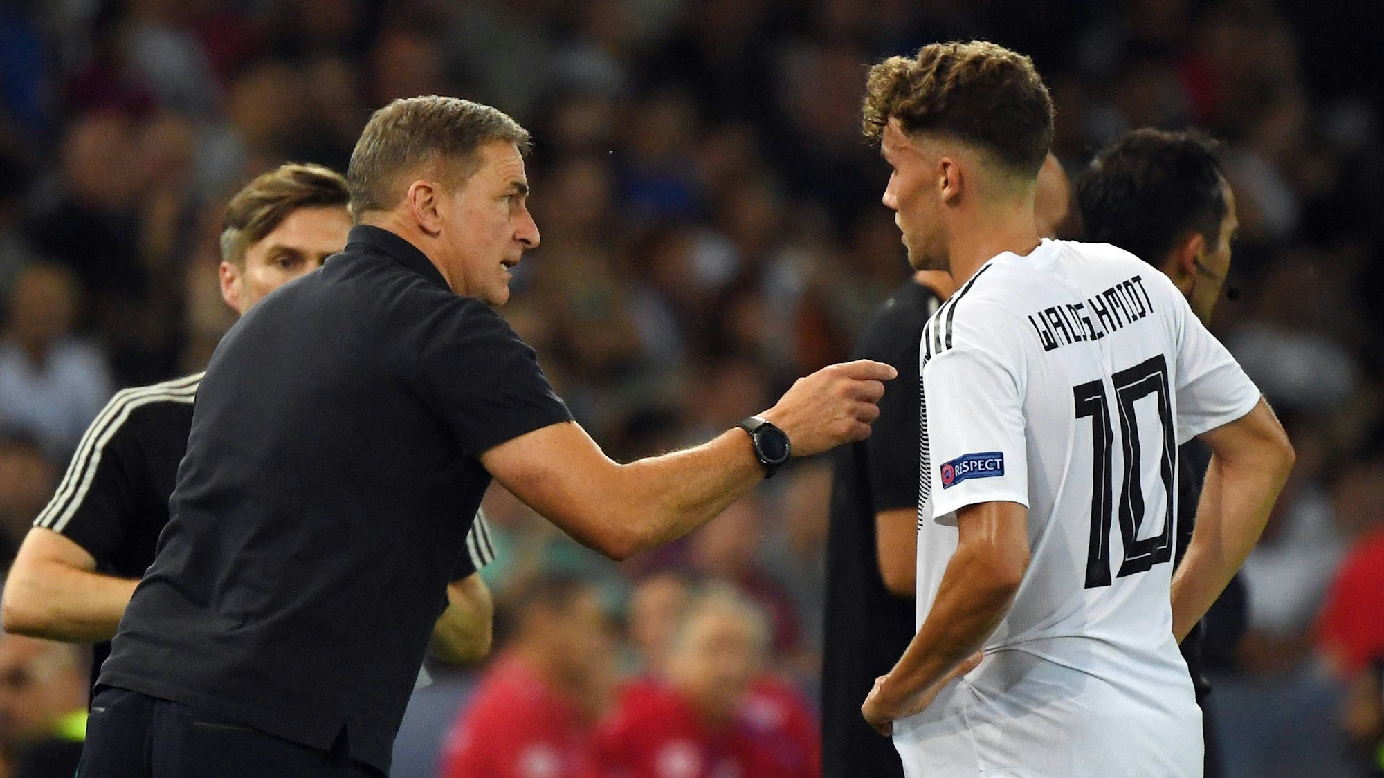 Der deutsche U21-Nationaltrainer Stefan Kuntz gibt Stürmer Luca Waldschmidt Anweisungen.