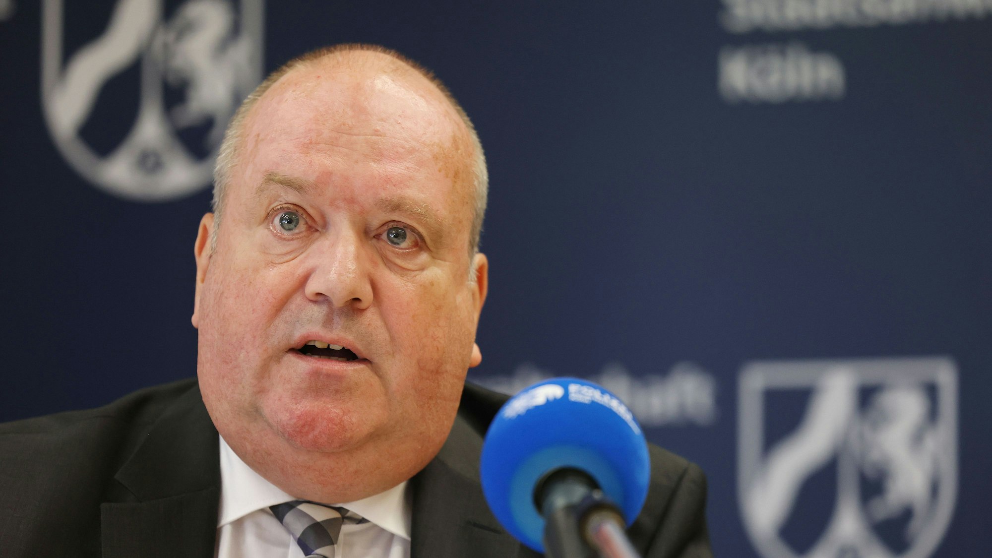 Joachim Roth, Oberstaatsanwalt, spricht auf einer Pressekonferenz.