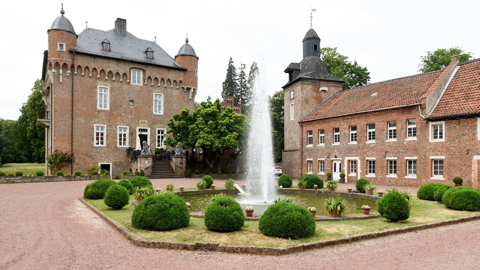 Der Hof von Schloss Loersfeld.