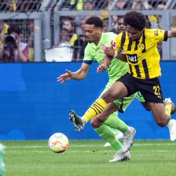 Dortmunds Karim Adeyemi (r) und Felix Nmecha von Wolfsburg in Aktion.