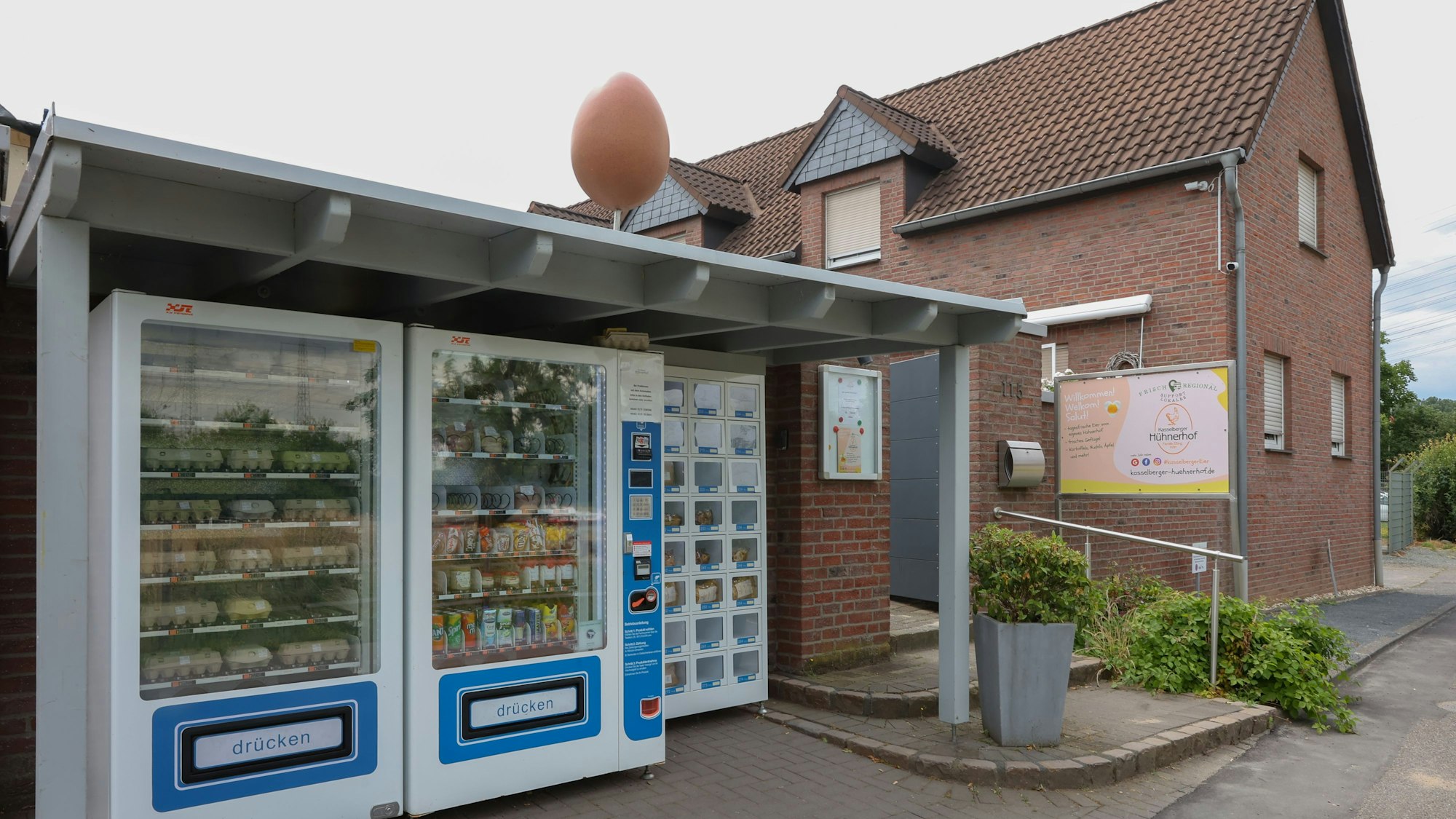 Seit zwei Jahren gibt es Hühnerhof-Produkte aus dem Automaten direkt vor dem Haus.